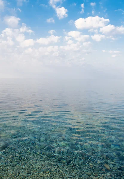 Belo mar calmo sob o céu azul pela manhã — Fotografia de Stock