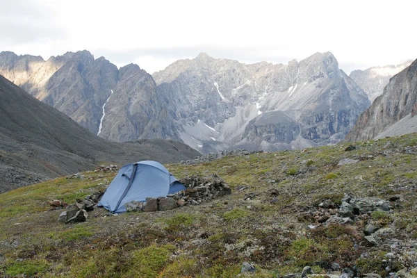 Tent in mountains — Stock Photo, Image