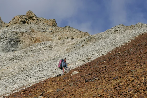 The climber on pass — Stock Photo, Image