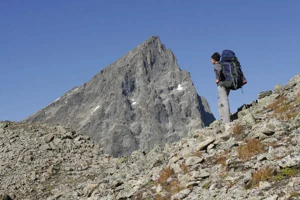 Alpinista nas montanhas — Fotografia de Stock