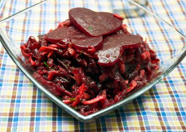 üst parçalarını - Sevgililer günü için kalp şeklinde kırmızı pancar salatası