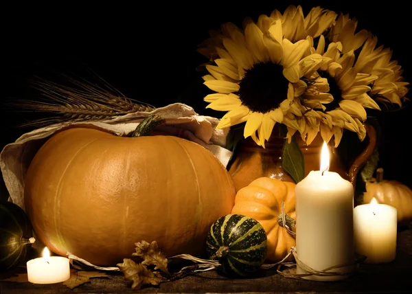 Naturaleza muerta de otoño con calabazas y flores — Foto de Stock