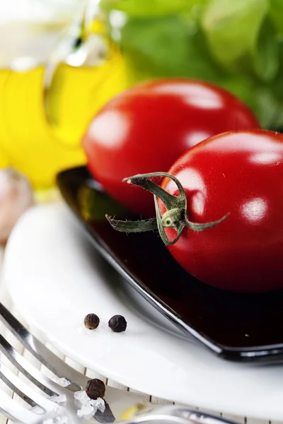 Pomodori, olio d'oliva ed erbe aromatiche — Foto Stock