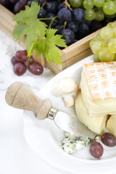 Winogrono i ser — Zdjęcie stockowe
