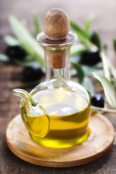 Olio d'oliva e olive fresche — Foto Stock