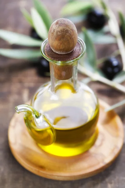 Olio d'oliva e olive fresche — Foto Stock