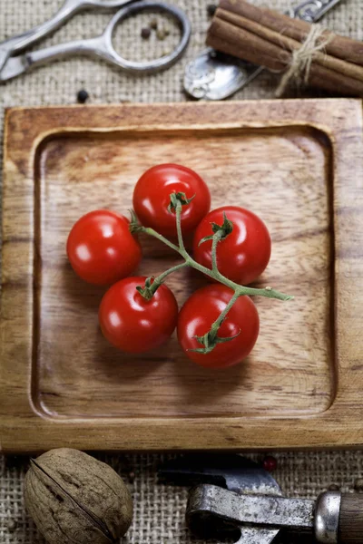 Ретро натюрморт с помидорами черри — стоковое фото