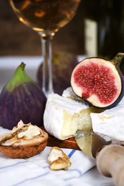 Сыр, инжир и белое вино — стоковое фото