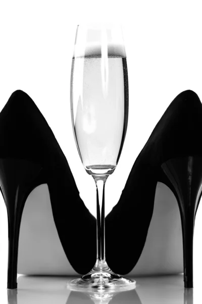 Seksowny buty na obcasie i champange — Zdjęcie stockowe