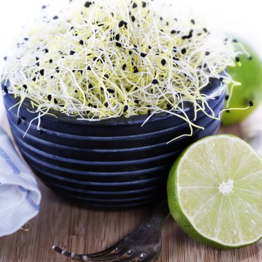 Garden cress bir kase limonlu