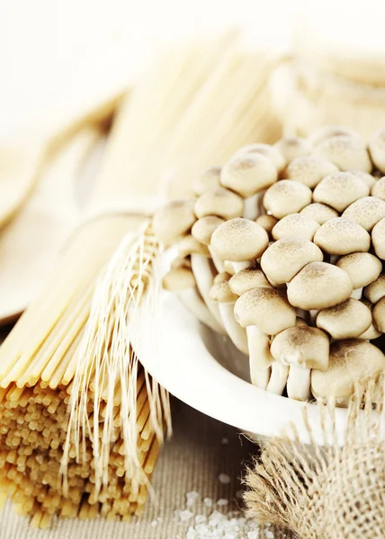 Ingredientes Crus Para Fazer Massa Espaguete Cogumelos — Fotografia de Stock