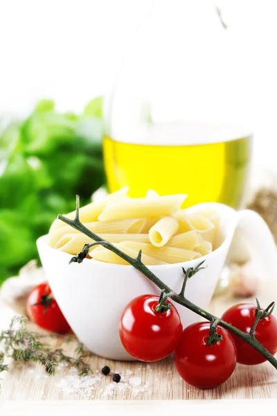 Włoski Makaron Pomidorami Pieczarkami Oliwy Oliwek Bazylii Białym Tle — Zdjęcie stockowe