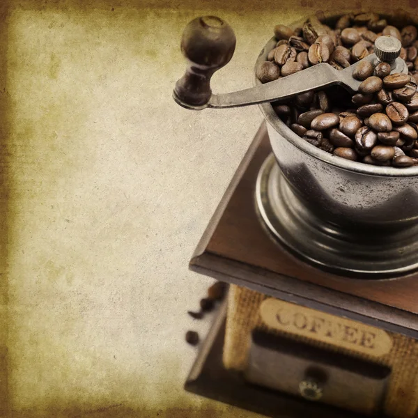 Старинная Кофемолка Кофейными Зернами Образцом Текста — стоковое фото