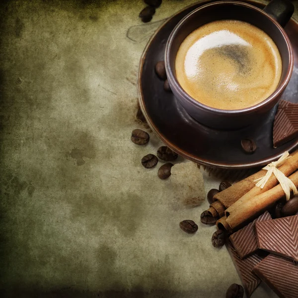 Närbild Skott Nyberedd Kopp Italiensk Espresso Med Kanel Kaffe Bönor — Stockfoto