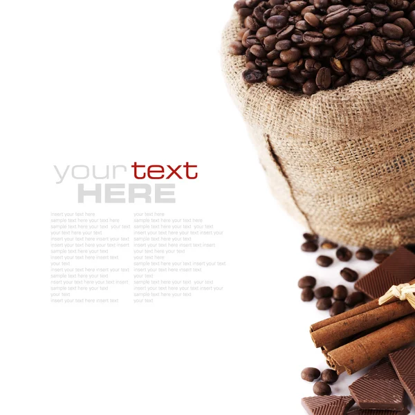 Kávová Zrna Pytlíkem Koření Čokoládu Nad Bílá Ukázkovým Textem — Stock fotografie