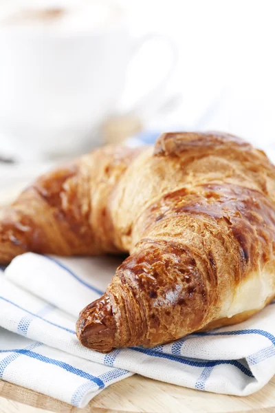 Läcker Kontinental Frukost Med Kaffe Och Croissant — Stockfoto