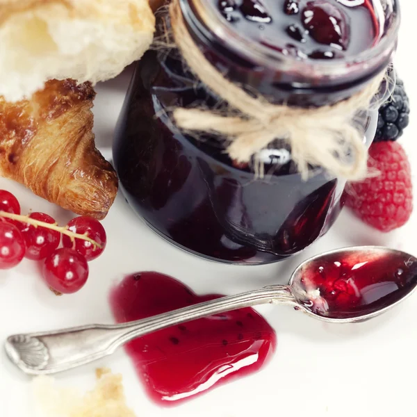 Croissants met jam (valentine concept) — Stockfoto