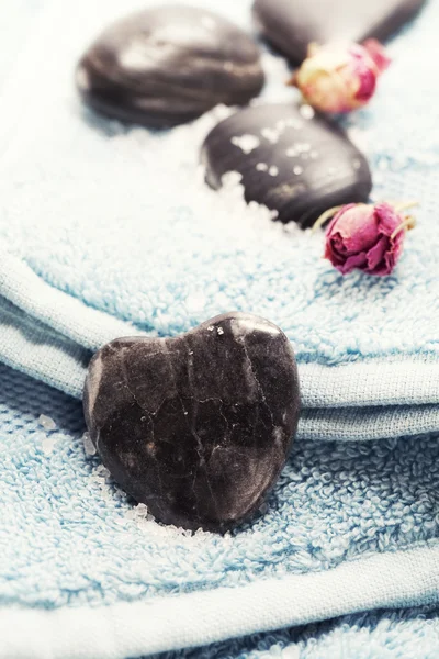 Toalha de spa com pedras - Conceito de Valentim — Fotografia de Stock