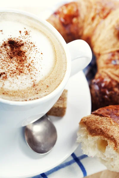 Kaffe och croissanter — Stockfoto