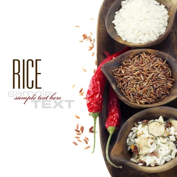 Schüsseln Mit Ungekochtem Reis Über Weißem Mit Beispieltext — Stockfoto