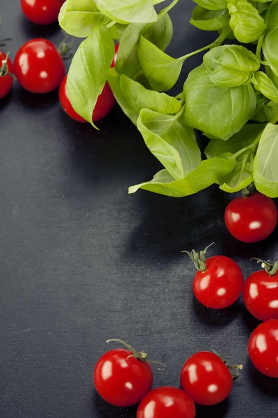 Pomidorami Bazylią Czarno Lato — Zdjęcie stockowe