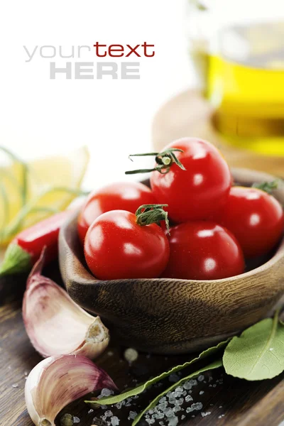 Friss Zöldségekkel Olívaolajjal Felett Fehér Mintaszöveg — Stock Fotó