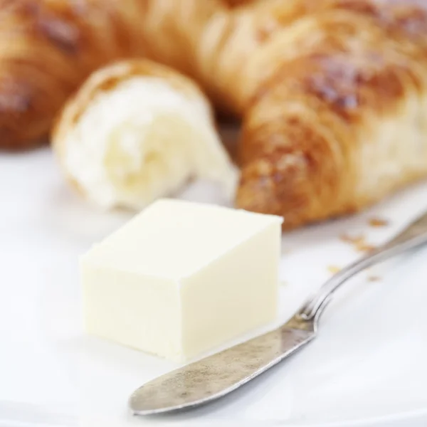 Frisches Croissant Mit Butter Und Messer — Stockfoto