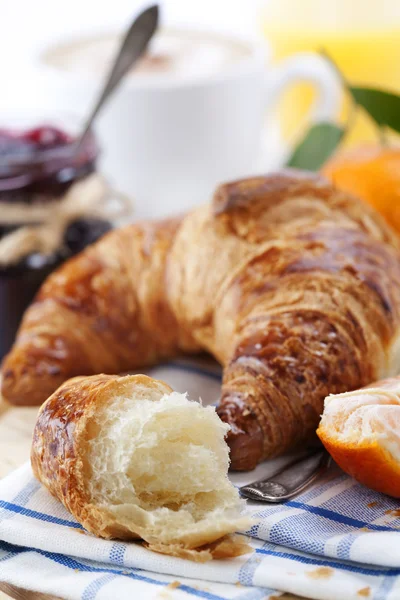 Café da manhã com café e croissant — Fotografia de Stock