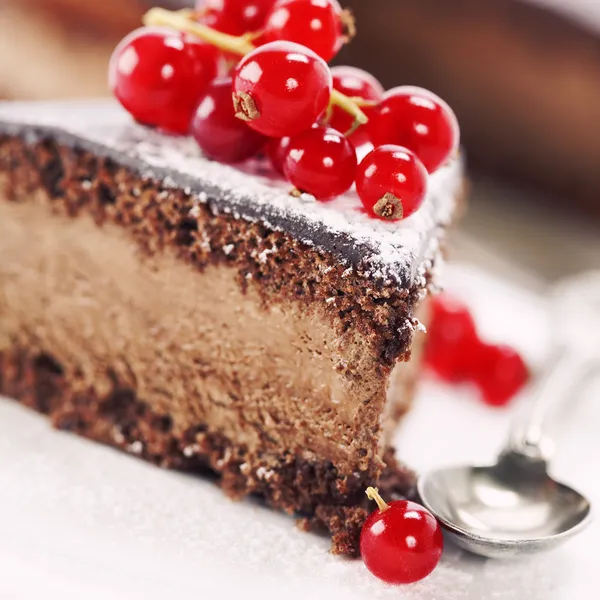 신선한 베리와 초콜릿 케이크의 슬라이스 — 스톡 사진