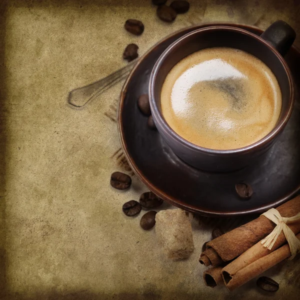Closeup Shot Freshly Prepared Cup Italian Espresso Cinnamon Coffe Beans — Stock Photo, Image