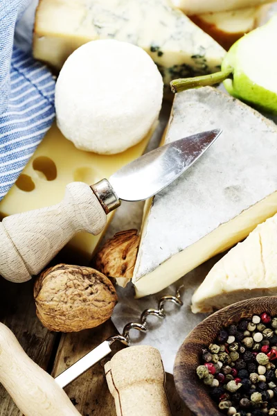 Фрукты и органический сыр — стоковое фото