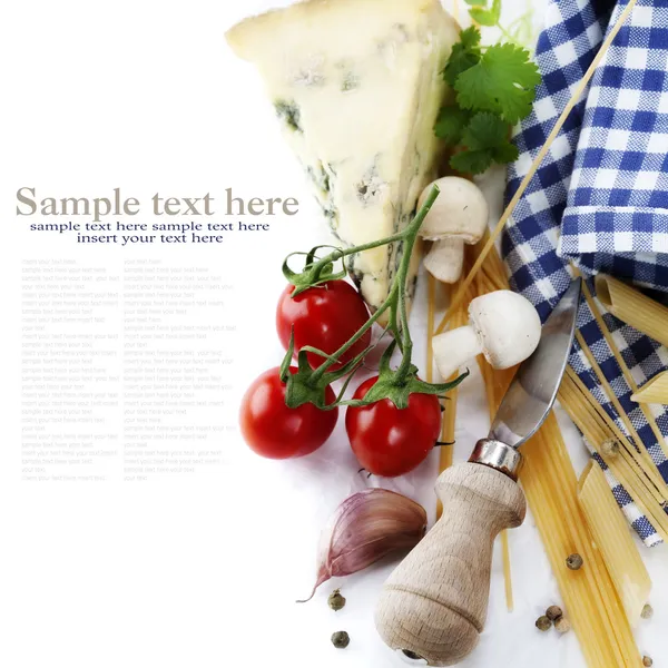 Massas alimentícias, queijos e legumes frescos — Fotografia de Stock