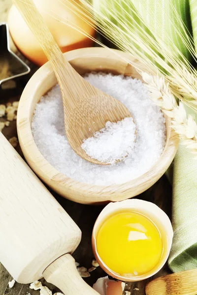 Sal e ingredientes frescos — Fotografia de Stock