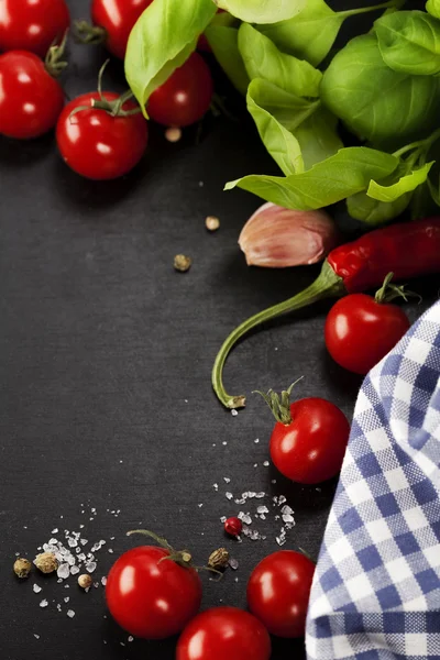 Tomatoes and basil — Stock Photo, Image