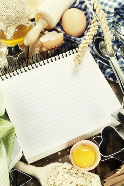 Notebook aberto e ingredientes frescos — Fotografia de Stock