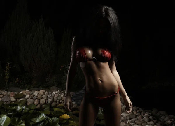Bella donna in forma sana indossando bikini rosso — Foto Stock