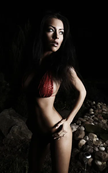 Bella donna in forma sana indossando bikini rosso — Foto Stock