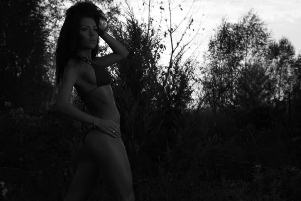 Svart-vita porträtt av ung sexig kvinna poserar i bikini. — Stockfoto