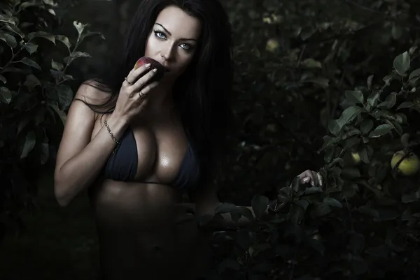 Bellezza sessuale bikini vestito posa in un giardino autunnale di mele — Foto Stock