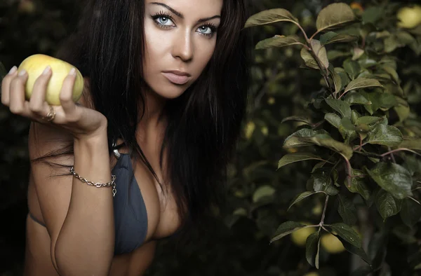 Seksualne piękno ubrany bikini pozuje w ogrodzie jesienią jabłka. — Zdjęcie stockowe