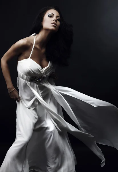 Krásná žena v glamour večerní šaty — Stock fotografie