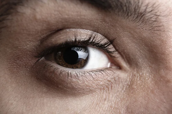 Макроснимок глаза человека с видимыми кровеносными сосудами — стоковое фото