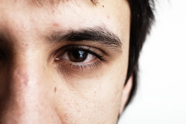 Macro shot de l'œil de l'homme avec des vaisseaux sanguins visibles — Photo