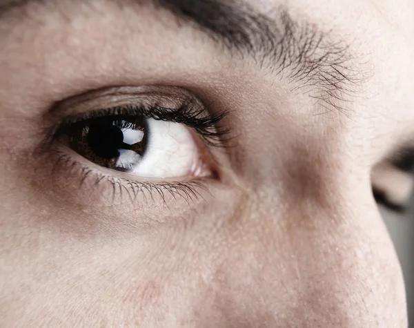 Macro tiro do olho do homem com vasos sanguíneos visíveis — Fotografia de Stock