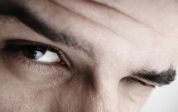 Macro shot dell'occhio dell'uomo con vasi sanguigni visibili — Foto Stock