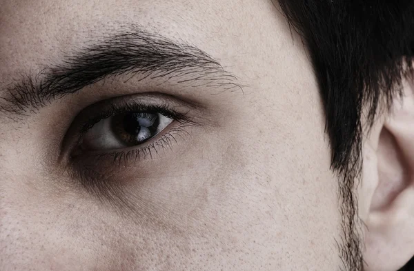 Macro tiro do olho do homem com vasos sanguíneos visíveis — Fotografia de Stock