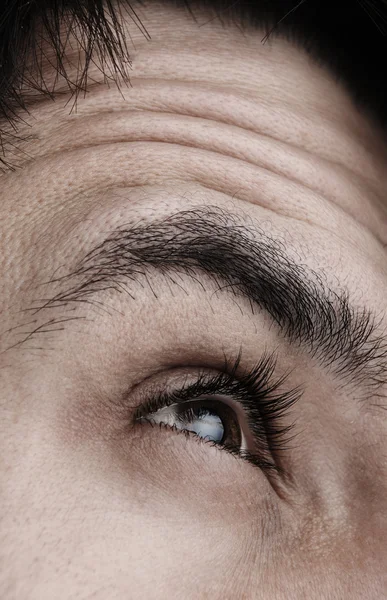 Macro shot dell'occhio dell'uomo con vasi sanguigni visibili — Foto Stock