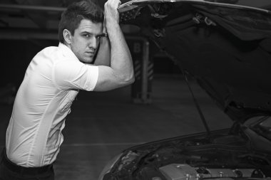 genç adam araba mechanician