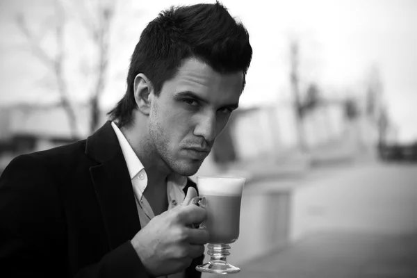 年轻有吸引力的商人喝咖啡的肖像 — 图库照片