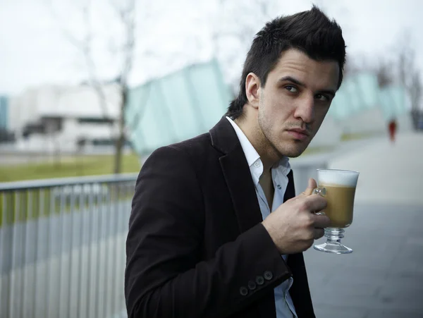 Портрет молодого привабливого бізнесмена п'є каву — стокове фото